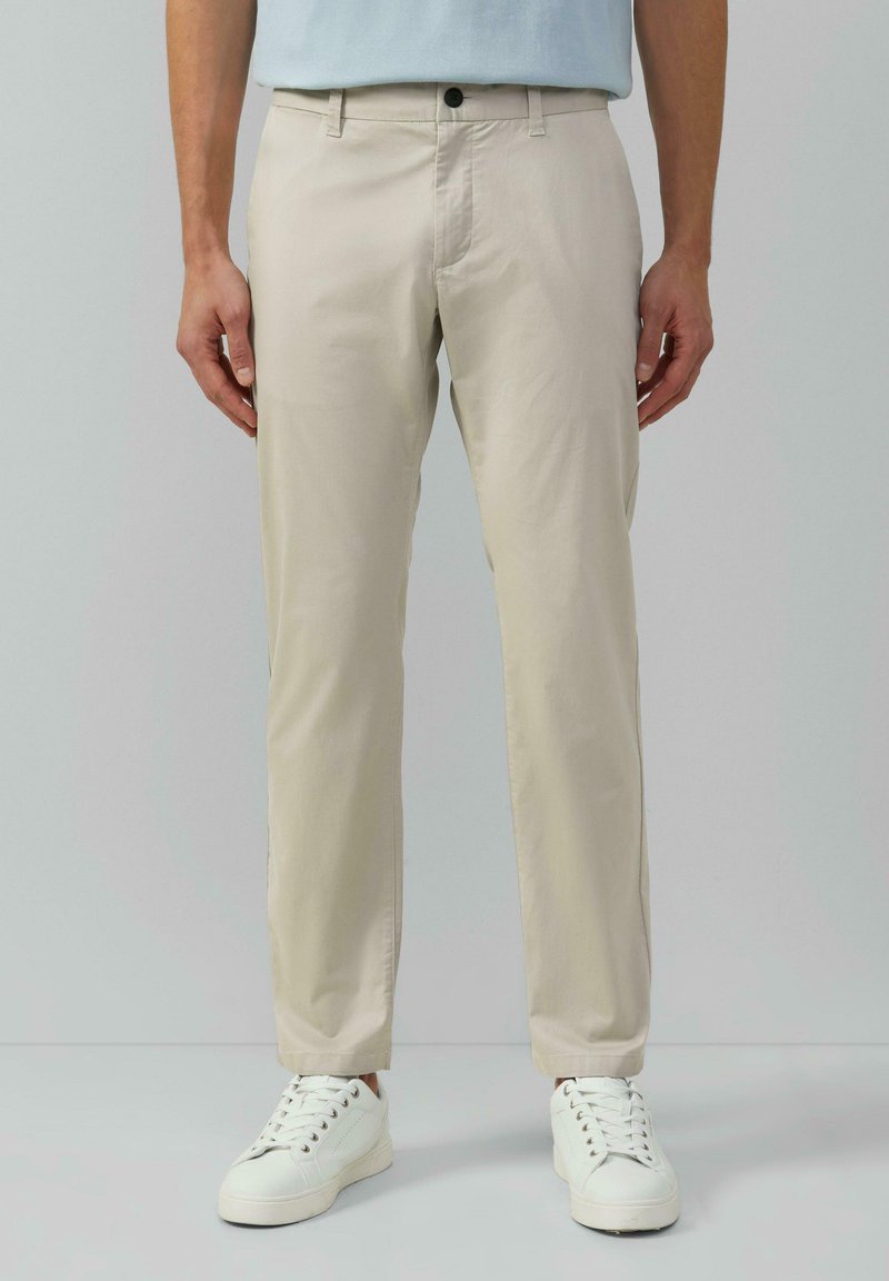 Beige Hose aus leichtem Stoff, mit schmaler Passform, zwei Seitentaschen und einem einzelnen Knopfverschluss am Bund.