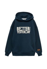 Marineblauwe hoodie met kangoeroezak. Bevat de tekst "BETER DAN VANDAAG" in vetgedrukte witte letters en een bruin leren label aan de zoom.