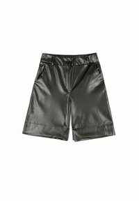 Shorts en simili cuir noir avec une texture lisse, dotés d'une fermeture à bouton et de poches latérales, coupés mi-cuisse avec une coupe décontractée.