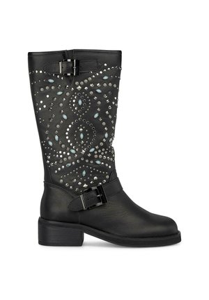Bottes noires en cuir hauteur genou avec des embellissements argentés et bleu clair, dotées d'une sangle à boucle sur le côté et d'un petit talon carré.