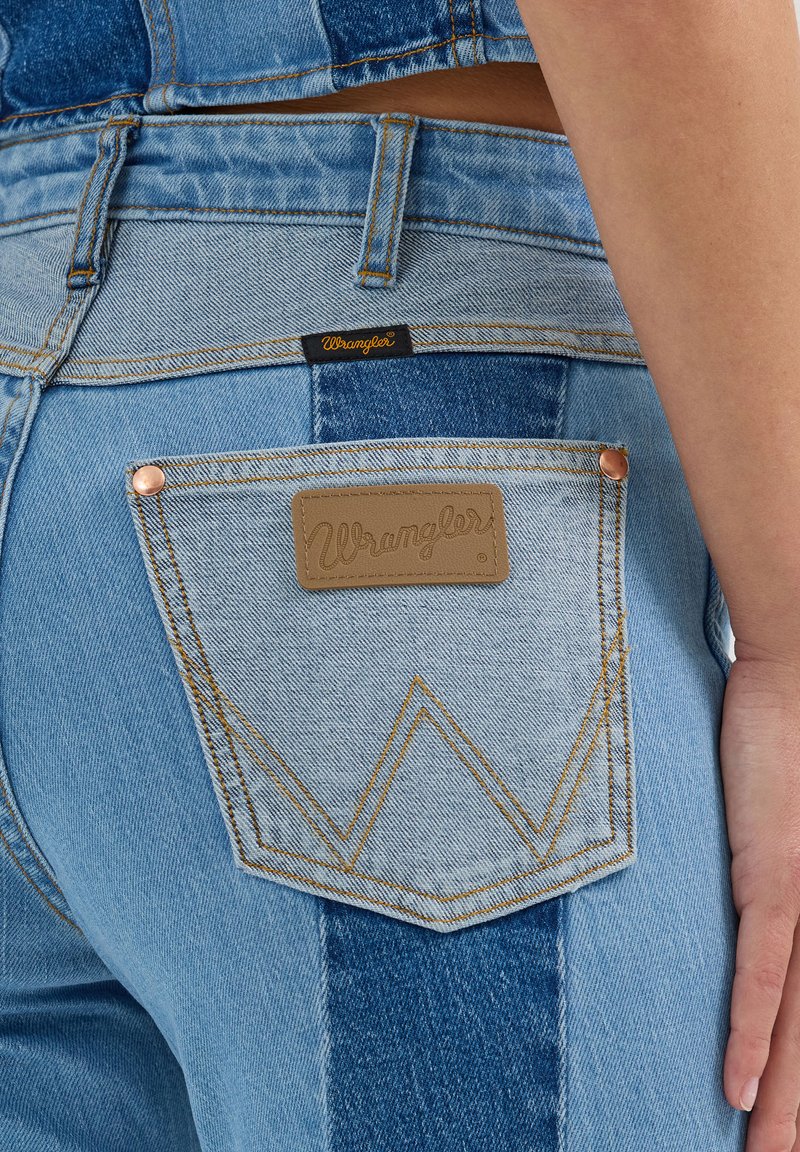 Wrangler WRANGLER x LAINEY WILSON PATCHWORK JEAN - Bootcut jeans 