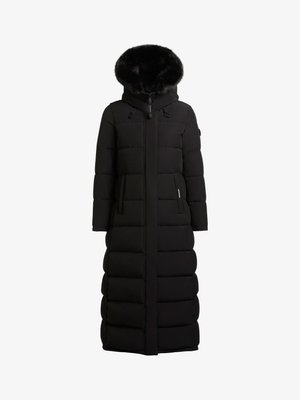Černý péřový kabát s dlouhým silhouetou, vybavený odnímatelnou kapucí s kožešinovým lemováním, zipovým zapínáním a bočními kapsami. Texturovaný prošívaný design.