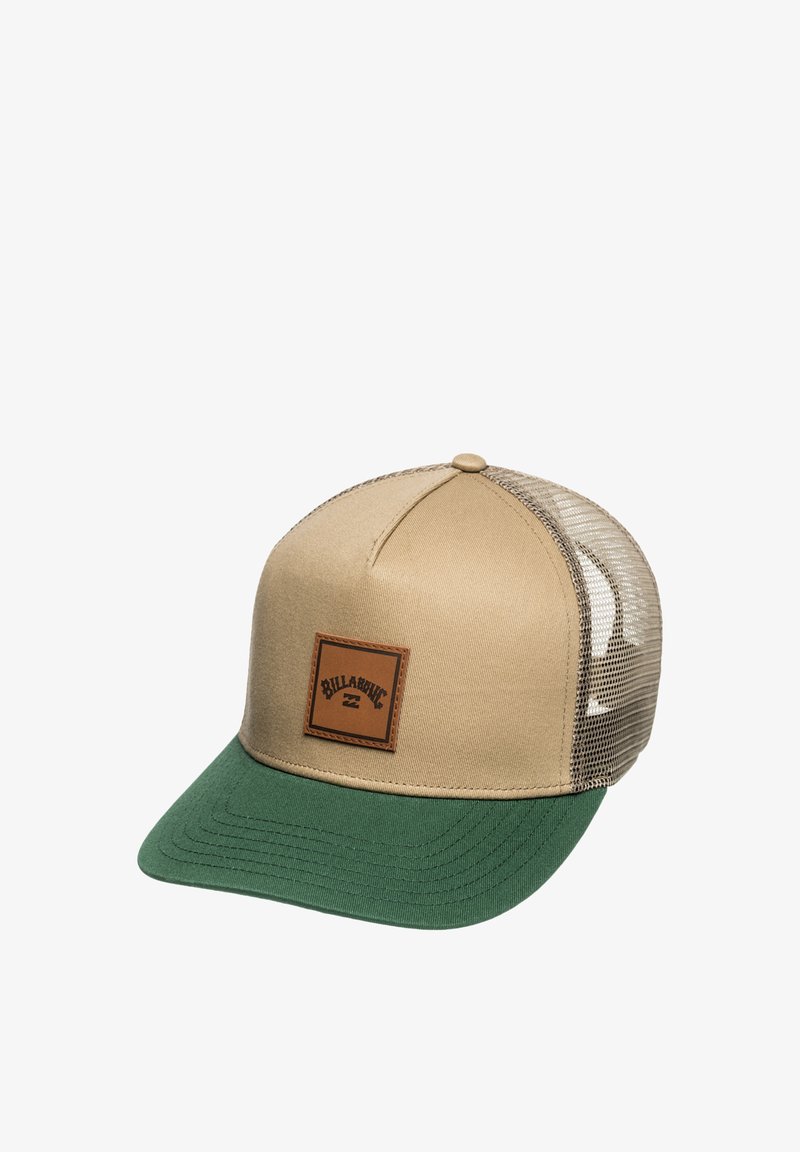 Beige Kappe mit grünem Schirm und Netzrücken. Verfügt über ein rechteckiges braunes Lederpatch mit Branding auf der Vorderseite. Strukturiertes, klassisches Design.
