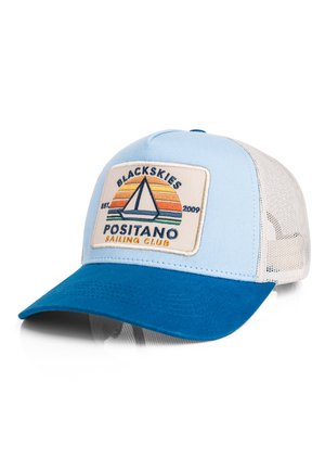 Hellblaues und weißes Mesh-Baseballcap mit dunkelblauem Schirm, versehen mit einem aufgenähten Patch eines Segelbootes und dem Text "Blackskies Positano Sailing Club".