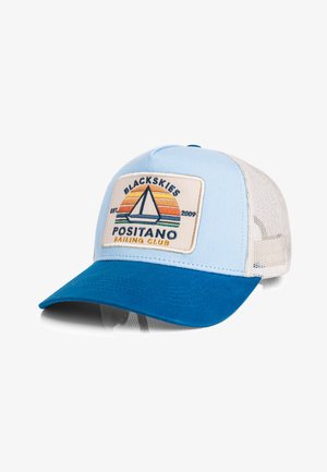 Cappellino da baseball in rete azzurro chiaro e bianco con visiera blu scuro, caratterizzato da una toppa ricamata con una barca a vela e la scritta "Blackskies Positano Sailing Club".