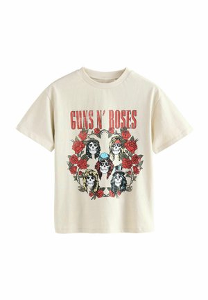 T-shirt di cotone color crema con una grafica centrale di teschi circondati da rose rosse e il testo "GUNS N' ROSES" in grassetto rosso.