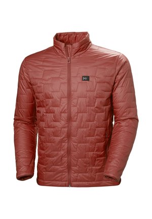 Chaqueta acolchada roja con cremallera completa en el frente, cuello alto, mangas largas y pequeño logo en blanco y negro en el pecho.