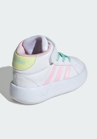 Sneaker alta in pelle bianca con accenti rosa e teal. Presenta tre strisce rosa, un tallone in pastello giallo e una linguetta texturizzata.