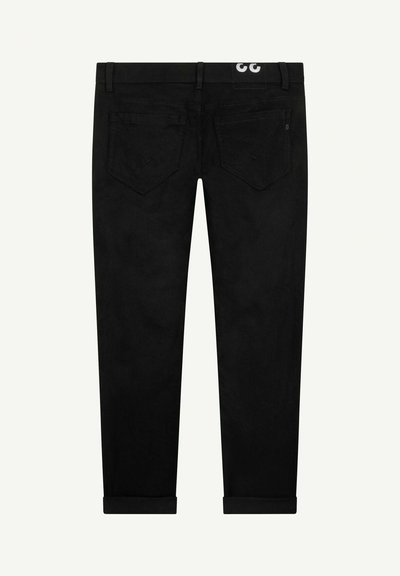 Zwarte denimbroek met een gladde textuur, opgerolde manchetten en twee achterzakken. Voorzien van een logopatch op de tailleband.