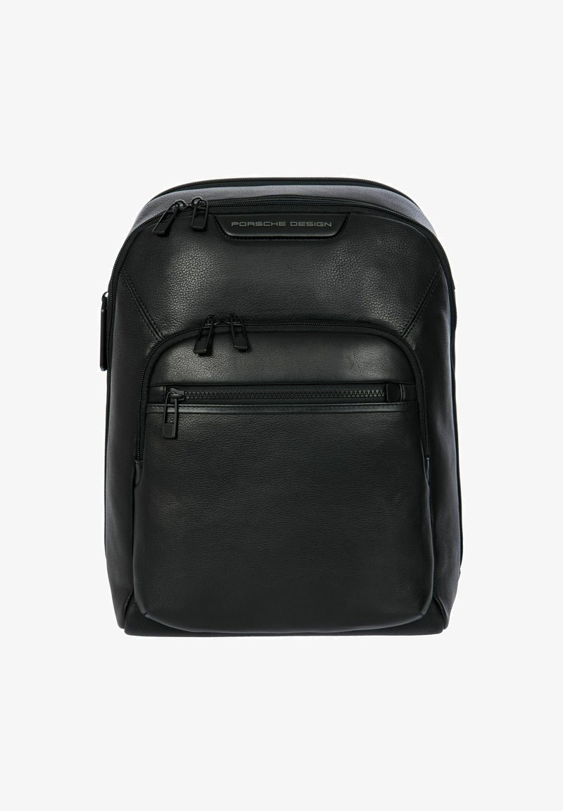 Zaino in pelle nera con una forma strutturata, due scomparti con zip e un dettaglio con logo nella parte superiore. Texture liscia e design minimalista.