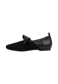 Mocasines negros de ballet hechos de suave ante y piel sintética, con un prominente detalle de lazo en un lado y suela plana.