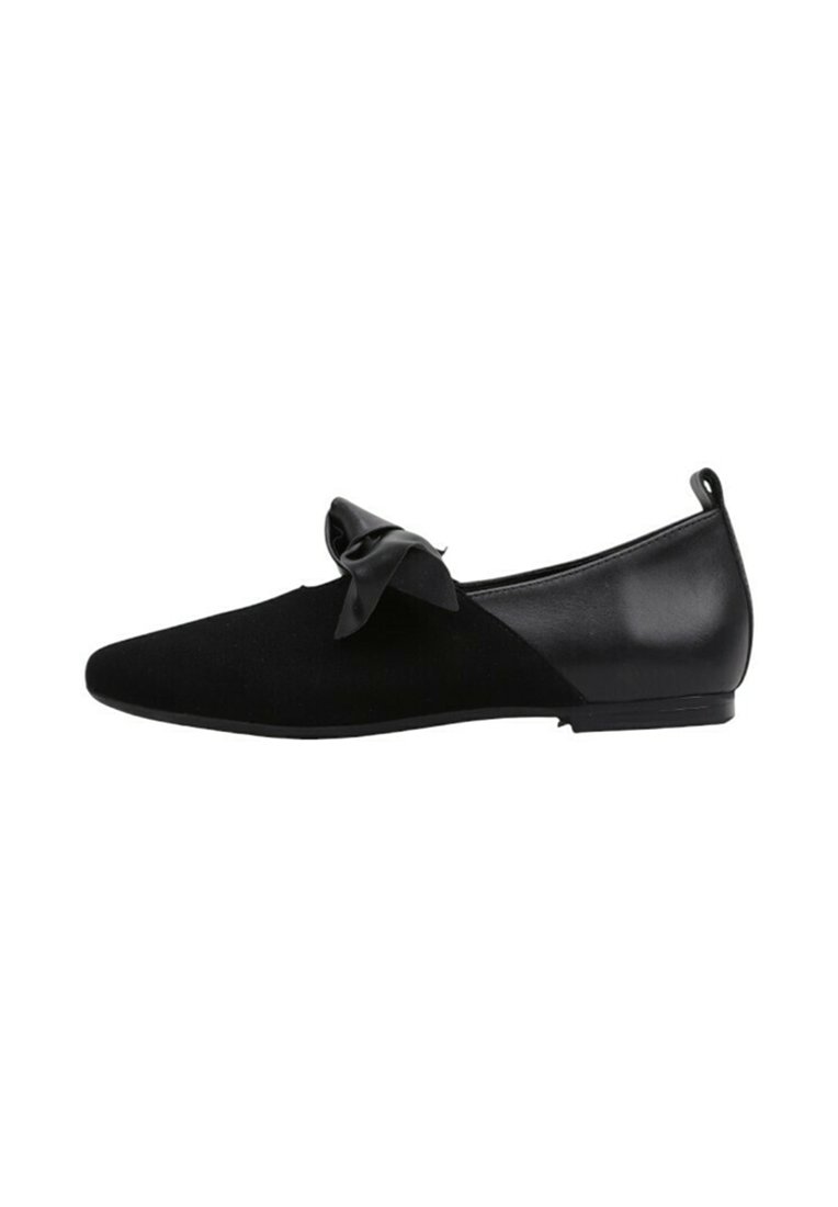 Mocasines negros de ballet hechos de suave ante y piel sintética, con un prominente detalle de lazo en un lado y suela plana.