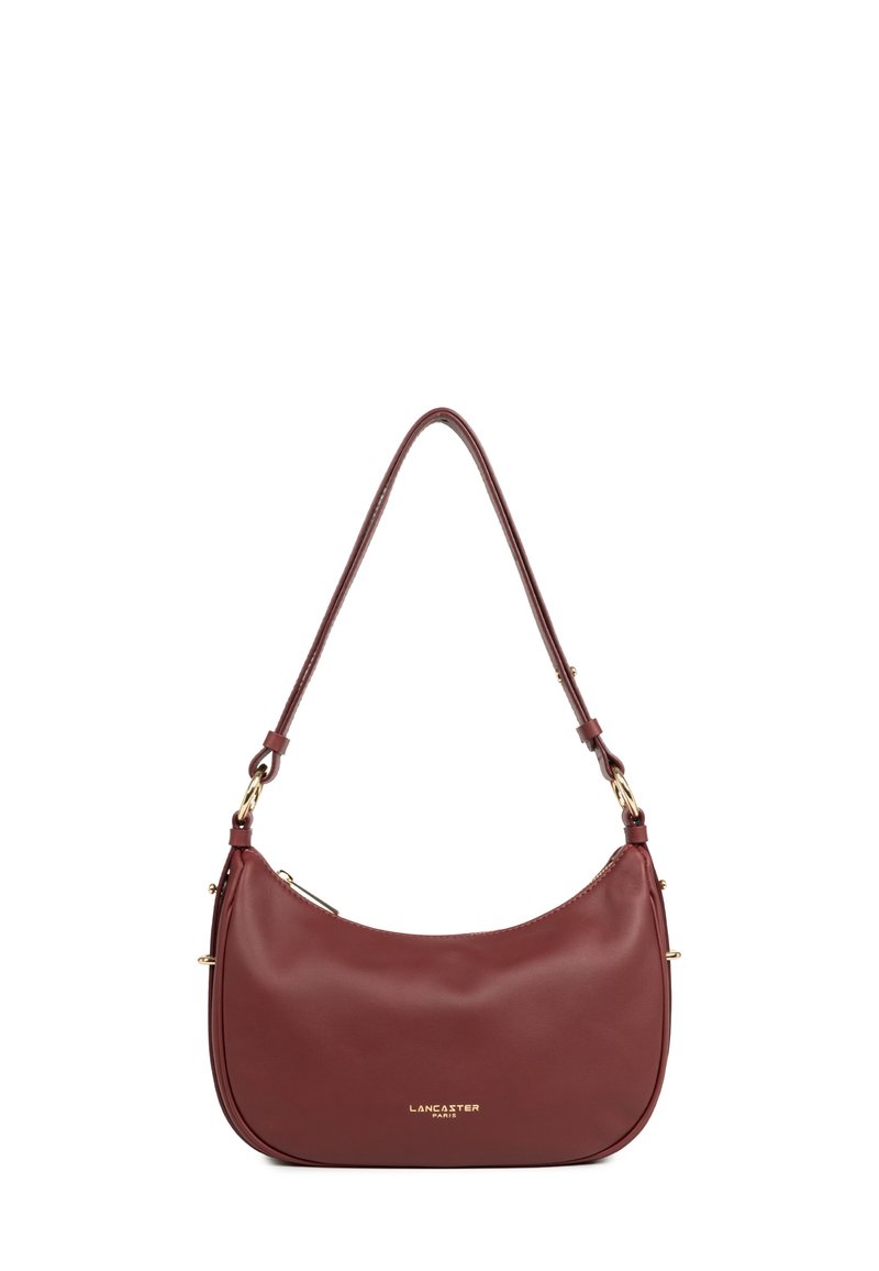 Petit sac à bandoulière en cuir bordeaux avec des finitions en métal doré et une seule sangle, doté d'une fermeture éclair et du logo "Lancaster Paris" à l'avant.