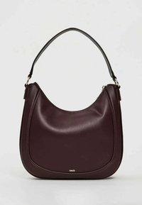 Borsa a tracolla in pelle color borgogna scuro con forma arrotondata, texture liscia e manico nero a contrasto. Presenta un dettaglio con logo dorato.