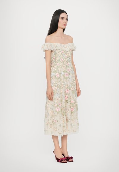 Off-the-shoulder bloemenjurk met geborduurde rozen en blauwe bloemen op doorzichtige stof, met een gerimpelde halslijn en een vloeiende rok.