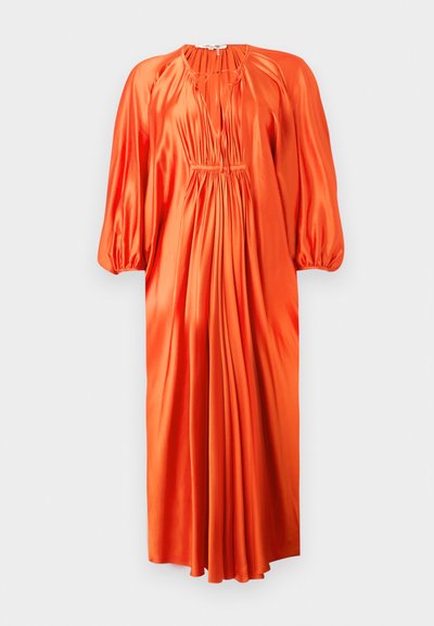 Oranžno satenasto obleko z dolgimi napihnjenimi rokavi, globokim V-izrezom in nabranimi pliseji na pasu, dolžina do sredine meč. Gladka tekstura.