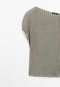 Haut en maille beige avec des rayures verticales noires, manches courtes et encolure arrondie sur fond blanc.