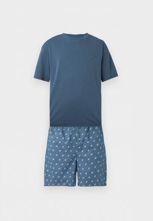 Blauw T-shirt met korte mouwen en ronde hals, gecombineerd met blauwe korte broek met patroon en elastische taille.