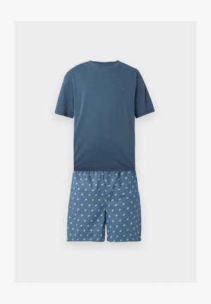 Blauw T-shirt met korte mouwen en ronde hals, gecombineerd met blauwe korte broek met patroon en elastische taille.