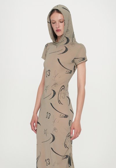 Vestido ajustado con capucha en tela beige que presenta patrones abstractos en negro y números. Mangas cortas y silueta alargada.