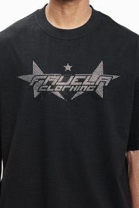 Sort t-shirt med et blændende design med sølv rhinsten, der viser stjerner og tekst i en fed, geometrisk skrifttype.