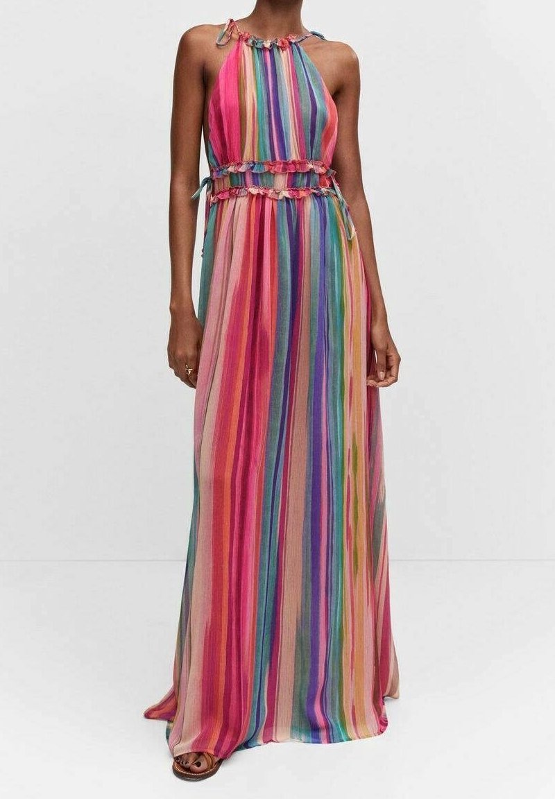 Robe maxi à encolure halter, présentant des rayures verticales vives en rose, vert, bleu et orange. Tissu léger avec des accents volantés.