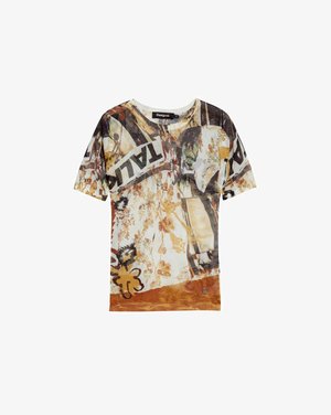 Korte mouwen T-shirt met een multikleurig bloemen- en patroonontwerp, met subtiele texturen in aardetinten en een ronde hals.