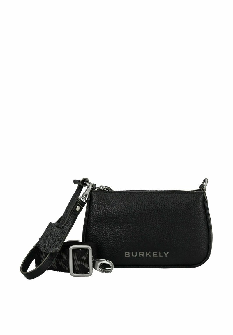 Borsa a tracolla in pelle nera con texture a forma di ciottolo, con hardware in argento, tracolla removibile e il nome del marchio "BURKELY" in rilievo.