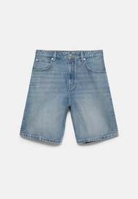 Short en denim bleu avec bouton à l’avant, fermeture éclair, passants de ceinture et deux poches avant sur fond blanc.