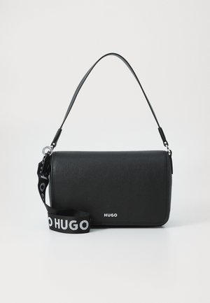 Schwarze Lederhandtasche mit glatter Textur, rechteckiger Form, einem oberen Griff und einem markenspezifischen Riemen mit weißer Schrift.