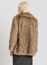 Giacca in pelliccia sintetica marrone con una texture morbida, vestibilità comoda e colletto. Presenta maniche lunghe e un orlo leggermente corto. Luce sottile.