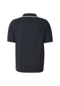 Polo en maille bleu marine avec col côtelé, manches courtes ornées d'accents blancs et coupe décontractée. Tissu texturé avec un motif uni.