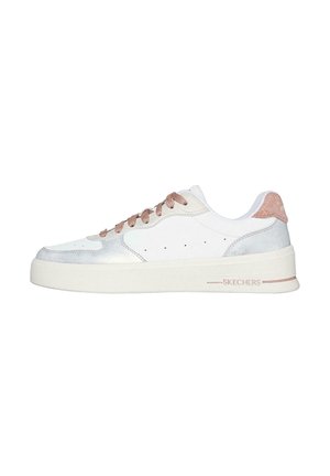 Zapatilla blanca con un diseño elegante, acentos metálicos plateados y cordones de color rosa pálido. Suela de goma texturizada con la marca "SKECHERS".