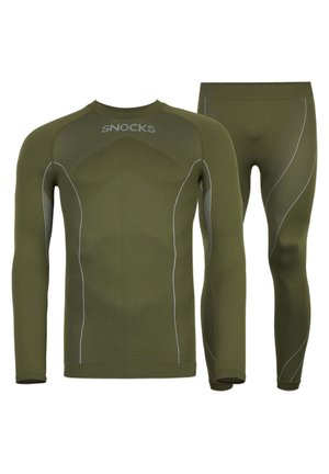 Zestaw termiczny w oliwkowym kolorze z długim rękawem i legginsami. Posiada gładką teksturę, dopasowany krój oraz kontrastowe srebrne przeszycia.