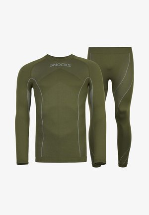 Zestaw termiczny w oliwkowym kolorze z długim rękawem i legginsami. Posiada gładką teksturę, dopasowany krój oraz kontrastowe srebrne przeszycia.