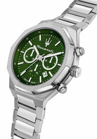 Zilveren roestvrijstalen horloge met een achthoekige kast, groene gestructureerde wijzerplaat en witte chronograafsubdials. Heeft een datumaanduiding op 6 uur.
