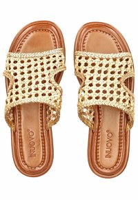 Zlaté pletené sandály na klínu s dvěma širokými popruhy, hnědou koženou stélkou a vyraženým logem značky, s plochou podrážkou a zaoblenými okraji.