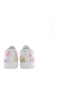 Löparskor med vit sula, med en färgglad tie-dye-mönster i nyanser av rosa, gult och grönt. Mjuk tygovandel.