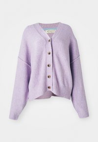 Cardigan lilla con scollatura a V, vestibilità oversize, orlo a coste e cinque bottoni sul davanti. Texture morbida con un sottile motivo intrecciato.