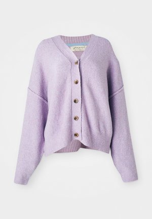 Lila cardigan met een V-hals, oversized pasvorm, geribbelde onderrand en een sluiting met vijf knopen aan de voorkant. Zachte textuur met subtiel geweven patroon.