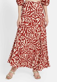 Falda maxi en color crema con un patrón abstracto rojo. Diseño fluido, tejido ligero, con una cinturilla y aberturas laterales para facilitar el movimiento.