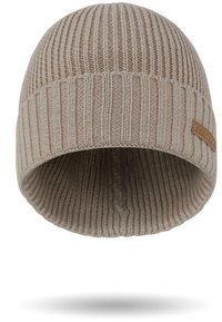 Beige Strickmütze mit vertikalen Rippen, ausgestattet mit einem umgeschlagenen Saum und einem markierten Lederpatch an der Seite. Weiche, warme Textur.