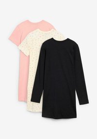 Tre magliette adagiate piatte: una maglietta rosa, una maglietta color crema con fantasie a stelle rosa e una maglietta nera a maniche lunghe. Tutte sono in tessuto di cotone.