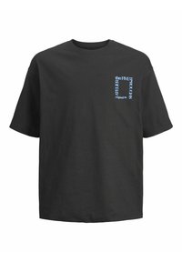 Camiseta de algodón negra con mangas cortas. En el lado izquierdo del frente tiene un logotipo de texto azul con las palabras "the FIVE BROUGHS ATELIER Originals." Diseño clásico de cuello redondo.