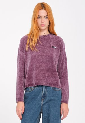 Maglione lavorato a maglia di colore viola, con maniche lunghe, polsini a coste e una vestibilità ampia. Presenta una piccola etichetta con logo nero sul lato sinistro del petto.