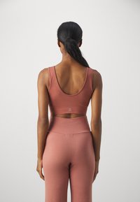 Yogasearcher HADU SEAMLESS BRA - Športni modrček z rahlo podporo - cedar