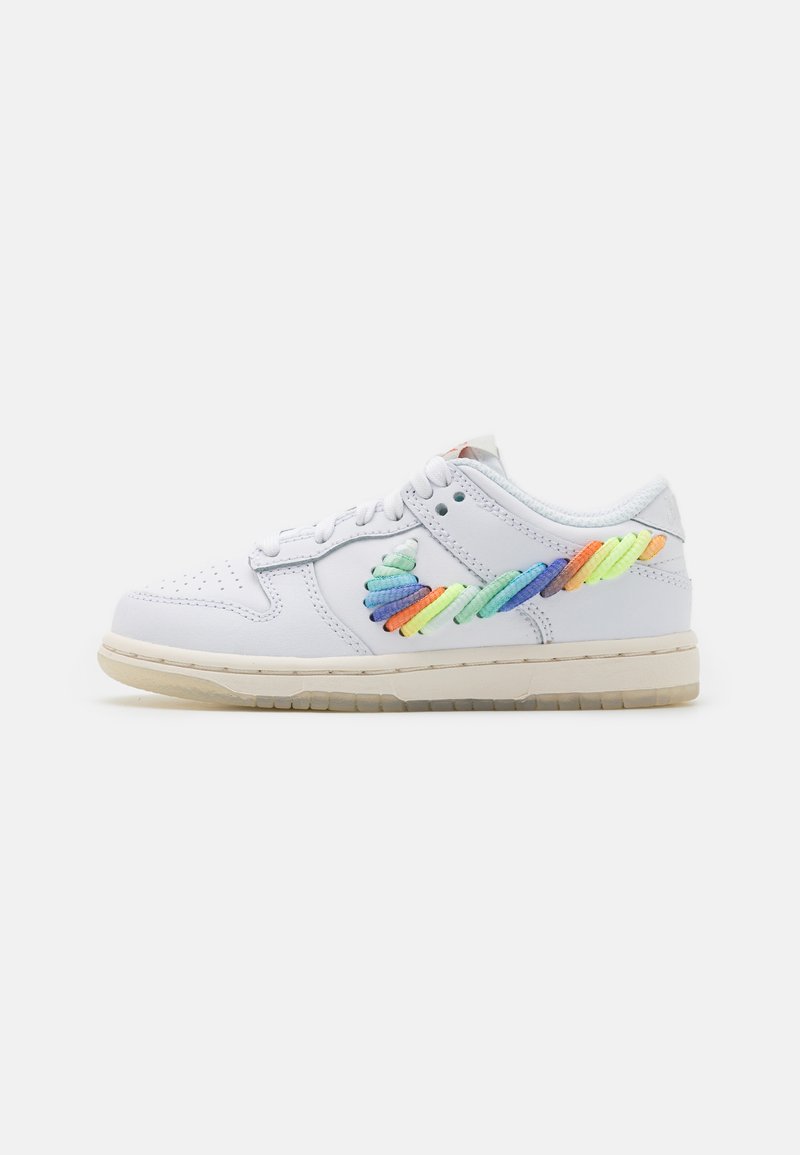 Nike Sportswear DUNK SE UNISEX - Sneaker low - white/multi-coloured/dark pony/light silver