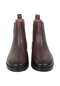 Brązowe skórzane botki za kostkę o gładkiej fakturze, okrągłym nosie, elastycznych bocznych panelach oraz pętlach z tyłu ułatwiających zakładanie.