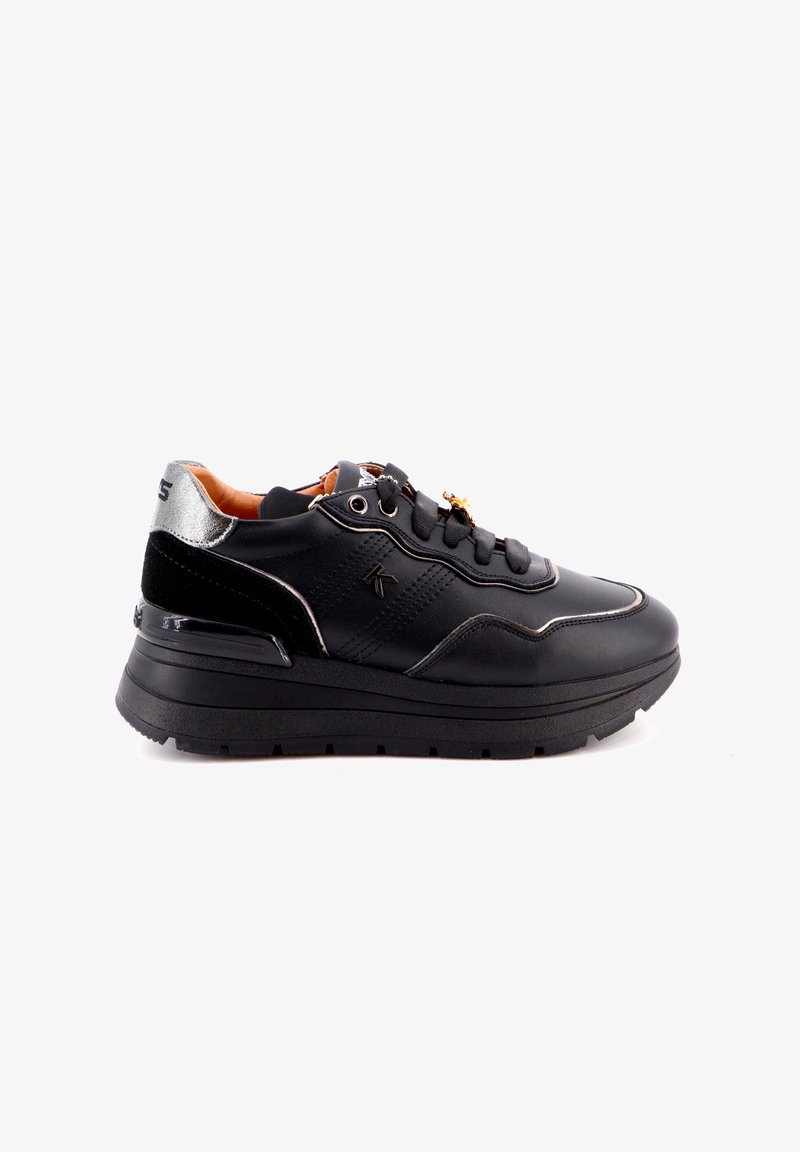Scarpe sportive nere con tomaia in pelle e camoscio, dettagli argentati, suola spessa e lacci. Presentano occhielli decorativi e sottili dettagli di cucitura.