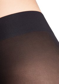 Zwarte maillots met een brede, gestructureerde tailleband. De stof is doorschijnend met een geribd patroon, wat zorgt voor een gladde uitstraling op het been.